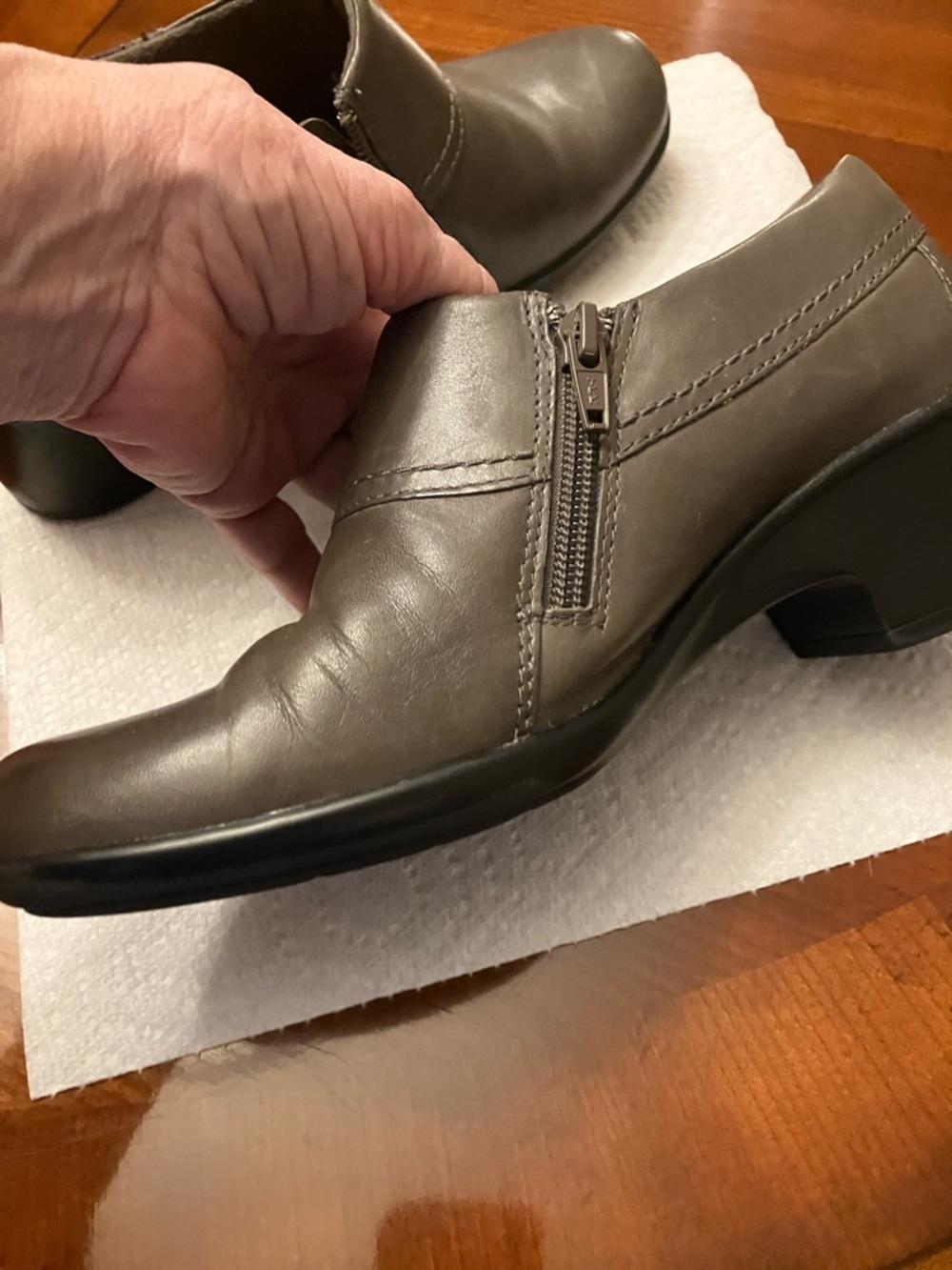 CLARK’S. Dark Green Leather With Side Zipper Shoe. Size 7.5. VERY NICE! - Picture 8 of 14